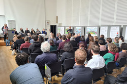 Fakultätsforschungstag 2024_Diskussionsbeitrag Sen.-Prof. Dr. Johannes Weyer beteiligt sich mit einem engagierten Diskussionsbeitrag nach der Podiumsdiskussion.