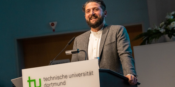 In the photo, Prof. Aladin El-Mafaalani stands at a lectern.