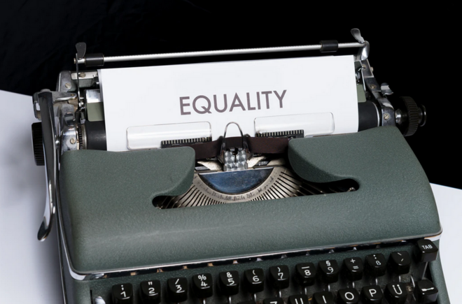 auf einem Papier in einer Schreibmaschine steht Equality