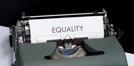 auf einem Papier in einer Schreibmaschine steht Equality