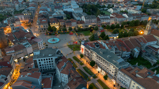 Luftaufnahme einer Stadt bei Nacht