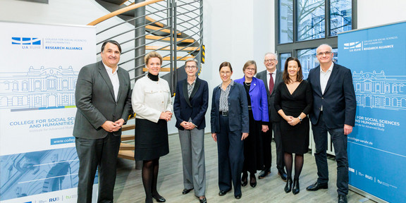 Mehrere Hochschulvertreterinnen und -vertreter stehen nebeneinander und feiern die Eröffnung des „College for Social Sciences and Humanities“. Zu sehen sind die Rektorinnen und Rektoren der beteiligten Universitäten, eine Ministerin sowie Mitglieder der wissenschaftlichen Leitung.
