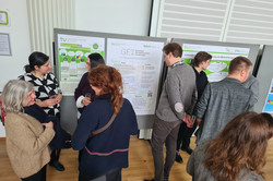 Fakulätsforschungstag 2024_Postersession Teilnehmende des Fakultätsforschungstages sehen sich die Poster an und tauschen sich gemeinsam aus.