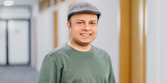 Es handelt sich um ein Protraitfoto von Assoc. Prof. Imran Sabir.