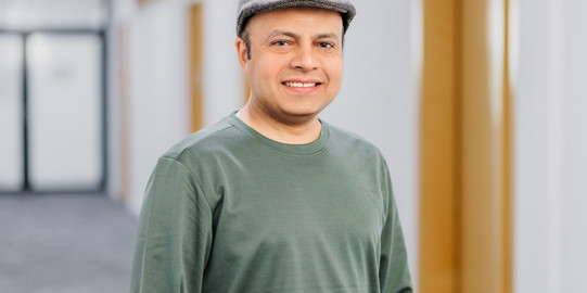 Es handelt sich um ein Protraitfoto von Assoc. Prof. Imran Sabir.