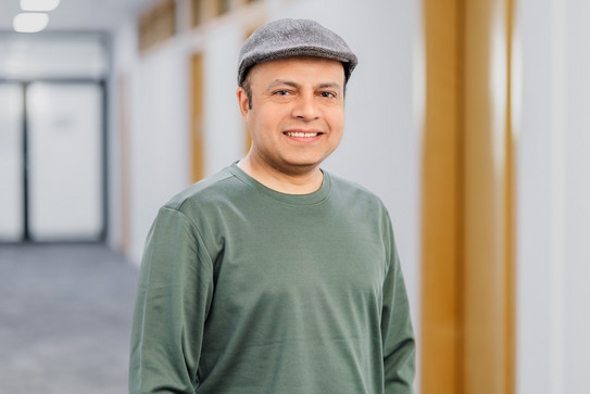 Es handelt sich um ein Protraitfoto von Assoc. Prof. Imran Sabir.