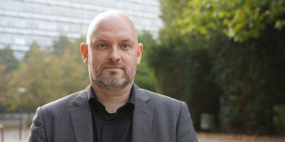 Das Foto zeigt ein Porträt von Christian Deindl.