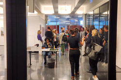 Viele Teilnehmer des Workshops stehen im Foyer