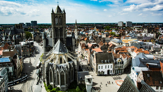 Luftaufnahme der grauen Kirche