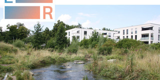 Renaturation_Soest_Evolving_Regions At the top right, the Evolving Regions logo overlays the photo a bit. The photo shows the renaturalized Soestbach. In the background of the picture are two white apartment buildings with flat roofs.