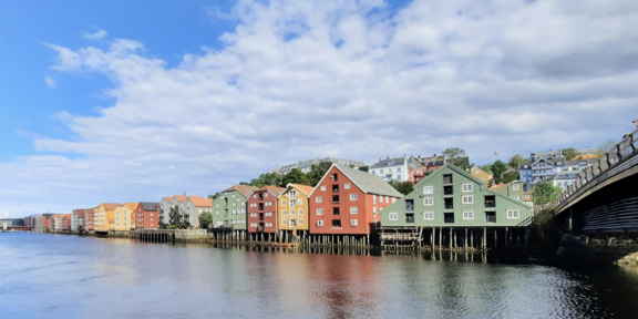 Die bunten Lagerhäuser entlang des Flusses Nidelva