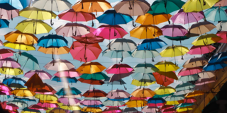 Bunte Regenschirme Das Foto zeigt unzählige bunte Regenschirme