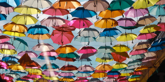 Das Foto zeigt unzählige bunte Regenschirme