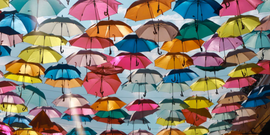 Das Foto zeigt unzählige bunte Regenschirme