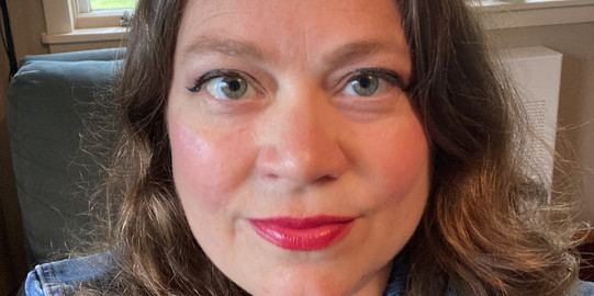 Porträtfoto von Dr. Deborah Warnock.