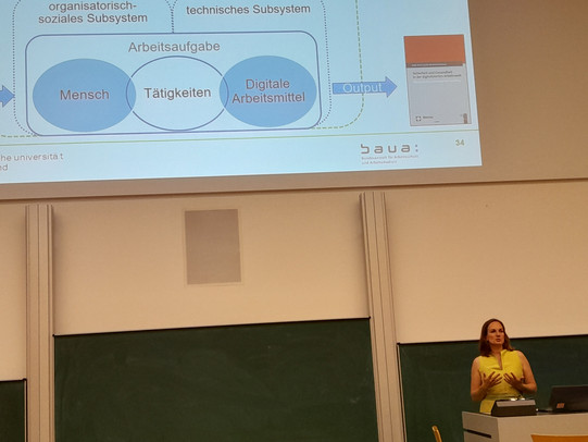 Frau Prof. Anita Tisch stellt das Arbeitssystem in einer digitalisierten Arbeitswelt vor.