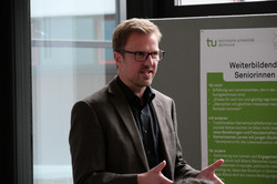 Fakultätsforschungstag 2024_Dr. Gunter Friedrich Auf dem Foto ist Dr. Gunter Friedrich vom Prorektorat Forschung zu sehen, der sich an der Diskussion beteiligt.