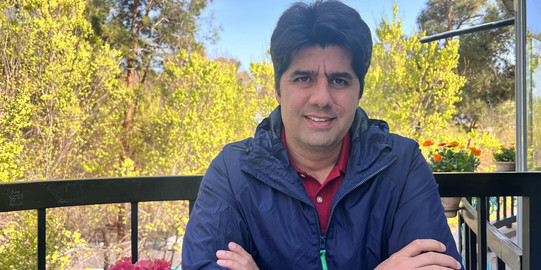 Ein Portrait von Rouholah Eslami.