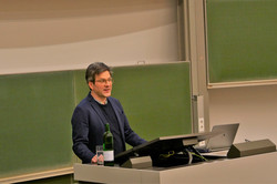 Das Foto zeigt Prof. Dr. Bernd Sommer bei seiner Antrittsvorlesung am Pult im Hörsaal.