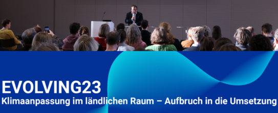 Auf dem Foto ist Oliver Krischer, Minister für Umwelt, Naturschutz und Verkehr in NRW zu sehen. Er begrüßt die Gäste der Konferenz Evolving 23. Unter dem Foto ist das blau gehaltenee Logo zu sehen. In Weißer Schrift steht EVOLVING23 in Großbuchstaben. Darunter in weiß der Untertitel "Klimaanpassung im ländlichen Raum - Aufbruch in die Umsetzung".