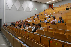 Auf dem Foto sind die Teilnehmden der Abschiedsvorlesung von Prof. Dr. Monika Reichert im Hörsaal zu sehen.