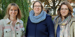 Auf dem Foto sind von links nach rechts Lea Zindel, Lisa-Marian Schmidt und Miriam Schad zu sehen. Sie bilden das Gleichstellungsteam der Fakultät Sozialwissenschaften.