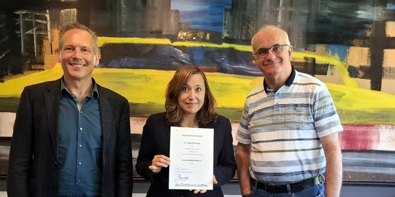 In the photo, Prof. Nadja Dörflinger is holding her certificate of appointment. She is flanked by the Dean of the Department of Social Sciences, Prof. Cornelius Schubert, and the President of TU Dortmund University, Prof. Manfred Bayer.