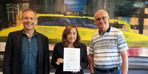 Auf dem Foto hält Prof. Dr. Nadja Dörflinger ihre Ernennungsurkunde in den Händen. Umrahmt wird sie vom Dekan der Fakultät Sozialwissenschaften,Prof. Dr. Cornelius Schubert, und dem Rektor der TU Dortmund, Prof. Dr. Manfred Bayer