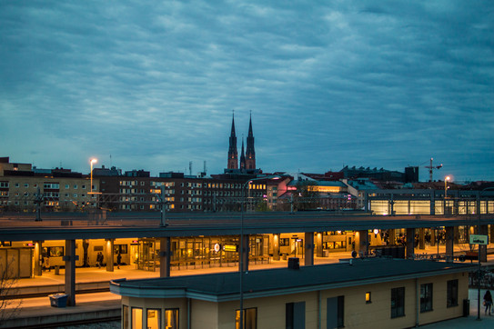 Bahnhof mit Kirche im Hintergrund