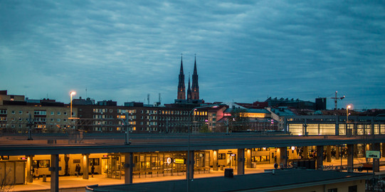 Bahnhof mit Kirche im Hintergrund