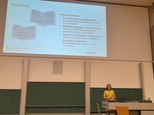 Präsentationsfolie mit einer Übersicht der Forschungsschwerpunkte von Honorarprofessorin Dr. Anita Tisch zu Arbeit und Gesundheit, Arbeitsbedingungen, dem Wandel der Arbeitswelt und quantitativer empirischer Sozialforschung.