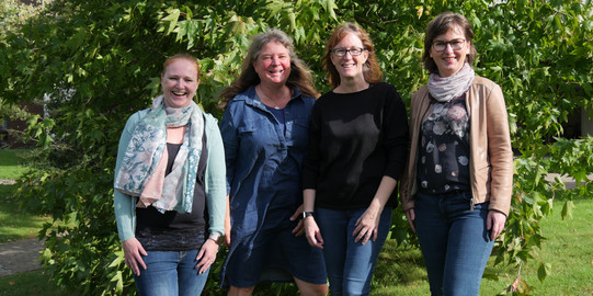 The photo shows Saskia Kreuznacht, Nicole Stadtfeld, Yvonne Zech and Katja Hohns. They form the deanery administration team under the leadership of Managing Director Nicole Stadtfeld.