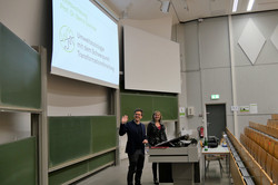 The photo shows Prof. Bernd Sommer with Prof. Nicole Burzan, Dean of the Department of Social Sciences. He waves in the direction of the camera.