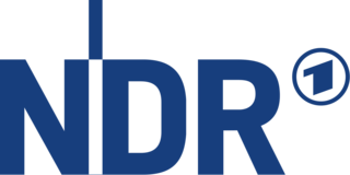 NDR Logo Das Logo besteht aus den dunkelblauen Großbuchstaben NDR. Zwischen den den Buchstaben N und D ist ein langer senkrecherter Strich. Der Strich ist oben und unten blau und auf höhe der Buchstaben transparent. Hinter dem Schriftzug ist hochgestellt das Logo des Ersten: ein kleiner blauer Kreis, in dem eine dicke 1 steht.