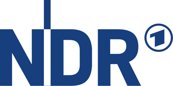 NDR Logo Das Logo besteht aus den dunkelblauen Großbuchstaben NDR. Zwischen den den Buchstaben N und D ist ein langer senkrecherter Strich. Der Strich ist oben und unten blau und auf höhe der Buchstaben transparent. Hinter dem Schriftzug ist hochgestellt das Logo des Ersten: ein kleiner blauer Kreis, in dem eine dicke 1 steht.