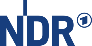Das Logo besteht aus den dunkelblauen Großbuchstaben NDR. Zwischen den den Buchstaben N und D ist ein langer senkrecherter Strich. Der Strich ist oben und unten blau und auf höhe der Buchstaben transparent. Hinter dem Schriftzug ist hochgestellt das Logo des Ersten: ein kleiner blauer Kreis, in dem eine dicke 1 steht.
