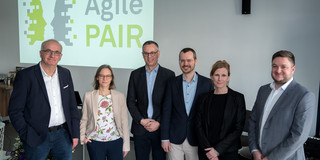 Feierten die Eröffnung des neuen Forschungszentrums: (v.l.) Rektor Prof. Manfred Bayer, Prorektorin Forschung Prof. Nele McElvany, die beiden Sprecher von „Agile PAIR“ Prof. Jörg-Tobias Kuhn und Prof. Philipp Doebler, Prof. Ellen L. Hamaker von der Universität Utrecht und Niklas von Hörsten vom NRW-Wissenschaftsministerium.