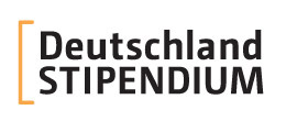 Das Logo des Deutschlandstipendiums besteht aus einer geöffneten, orangefarbenen, eckigen Klammer, die über zwei Zeilen reicht. In der ersten Zeile steht das Wort "Deutschland". In der zweiten Zeile ist in Großbuchstaben das Wort "Stipendium" zu lesen.
