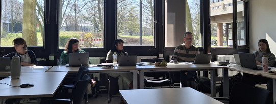 Foto von fünf Teilnehmenden des Stakeholder Meetings im Besprechungsraum an Tischen hinter Laptops
