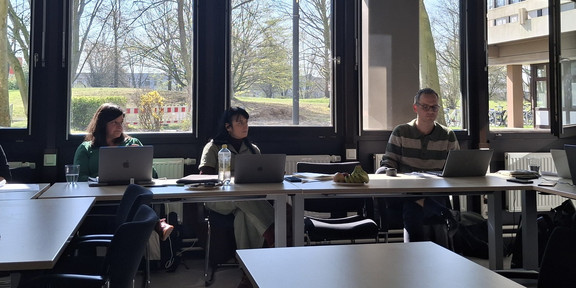 Foto von fünf Teilnehmenden des Stakeholder Meetings im Besprechungsraum an Tischen hinter Laptops