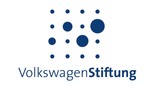 Das Logo besteht aus 16 blauen Punkten, die in vier Reihen und vier Spalten zu einem Quadrat angeordnet sind. Vier Punkte sind dicker als andere. Darunter steht in blauer Schrift VolkswagenStiftung. Das Wort Stiftung ist fett gedruckt.
