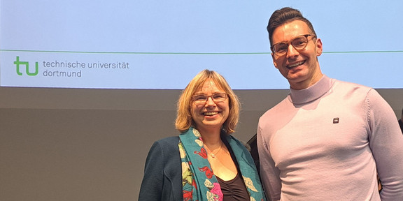 Das Foto zeigt den Preisträger Dr. Robert Heidemann neben seiner Betreuerin Prof. Dr. Nicole Burzan.