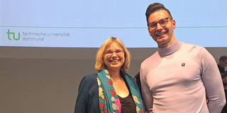 Das Foto zeigt den Preisträger Dr. Robert Heidemann neben seiner Betreuerin Prof. Dr. Nicole Burzan.