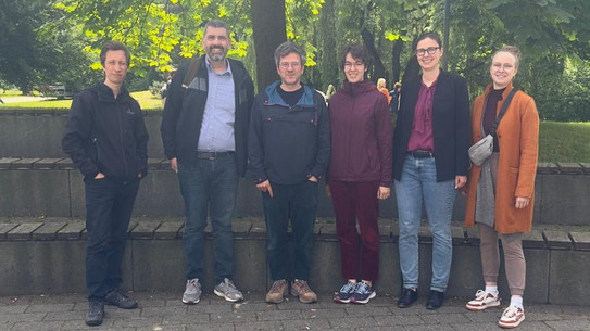 Marcel Sebastian, Yunus Emre Özer, Bernd Sommer, Sarah von Querfurth, Kerrin Langer und Jule Wilberg (von links) stehen auf dem Campus
