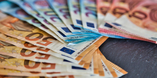 Verschiedene Euro-Scheine liegen aufgefächtert auf einer Unterlage.