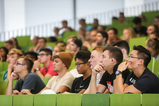 Studierende im Hörsaal Studierende sitzen in einer Vorlesung im Hörsaal.