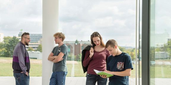 Studierende, Gespräch, Fenster Studierende im Gespräch vor einem Fenster