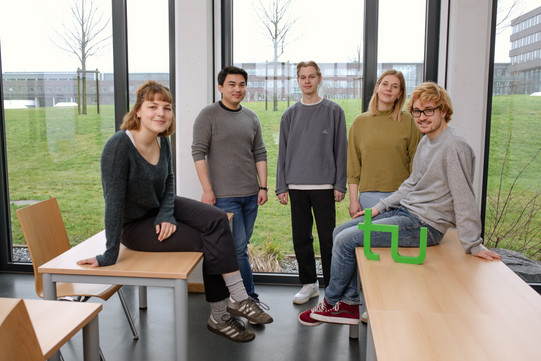 A group picture of students in a seminar room with the TU Dortmund logo.