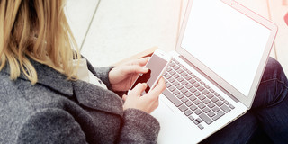 Frau mit Laptop