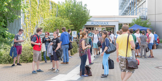 Studierende auf dem Vorplatz des Audimax.